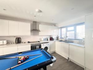 Comfortable Stays for Contractors and large groups with free parking and easy access to Motorway