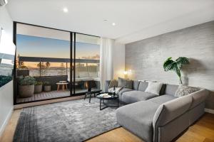 Beachside Gem with Gorgeous Views & Cafes Steps Away!