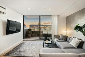 Beachside Gem with Gorgeous Views & Cafes Steps Away!