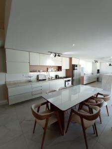 Luxuosa casa, a 150m da praia