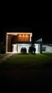 Luxuosa casa, a 150m da praia