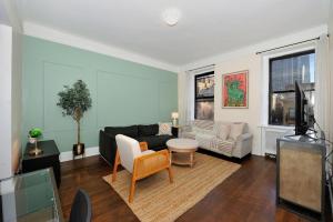 5 Bedroom 2 Bath I Full Floor I Midtown