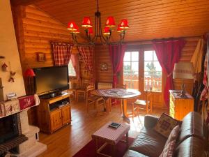 Chalets Charmant Chalet avec Cheminee et Terrasse aux Angles - FR-1-593-128 : photos des chambres