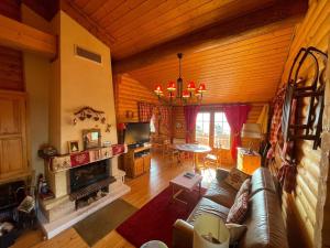 Chalets Charmant Chalet avec Cheminee et Terrasse aux Angles - FR-1-593-128 : photos des chambres