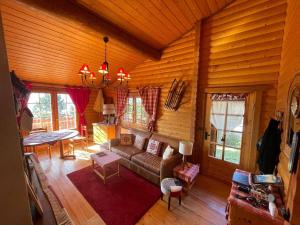 Chalets Charmant Chalet avec Cheminee et Terrasse aux Angles - FR-1-593-128 : photos des chambres