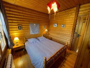 Chalets Charmant Chalet avec Cheminee et Terrasse aux Angles - FR-1-593-128 : photos des chambres