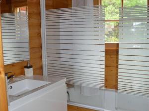 Chalets Charmant Chalet avec Cheminee et Terrasse aux Angles - FR-1-593-128 : photos des chambres