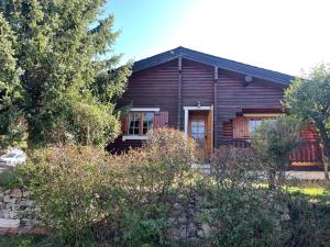 Chalets Charmant Chalet avec Cheminee et Terrasse aux Angles - FR-1-593-128 : Chalet