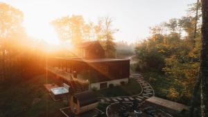 Bläk Kabin - Ski Tremblant, Sauna, Hot Tub and Yoga