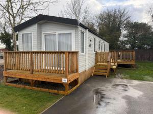 Cuckoo Lodge with Hot Tub at Brickyard Lakes