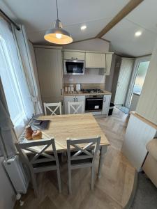 Cuckoo Lodge with Hot Tub at Brickyard Lakes