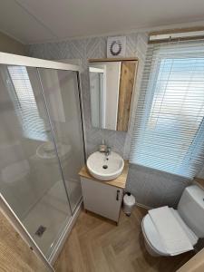 Cuckoo Lodge with Hot Tub at Brickyard Lakes