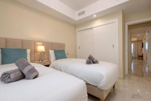 Amazing frontline beach apartment with sea and mountain views