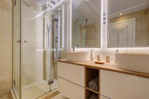 Amazing frontline beach apartment with sea and mountain views