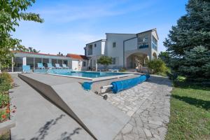 Villa Almas with swimming pool, tennis court, sauna, gym, grill house
