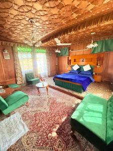 Heritage Shreen Houseboat