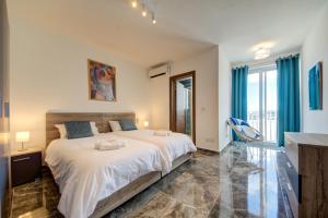 Modern 3BR Penthouse with Valletta Views & Terrace