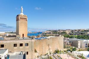 Modern 3BR Penthouse with Valletta Views & Terrace