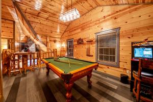 Indoor Heated Pool, Alpine Resort Near Dollywood, Theater & Game Room, Hot Tub