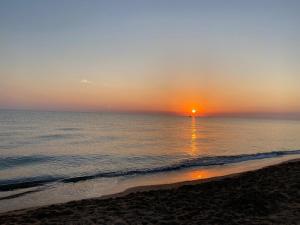 3 minutes from the beach with swimming pools, slides, and a bar