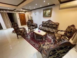 شقة 702 عائليه كبيره مطله علي قناة السويس والبحر