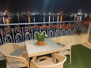 شقة 702 عائليه كبيره مطله علي قناة السويس والبحر