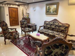 شقة 702 عائليه كبيره مطله علي قناة السويس والبحر