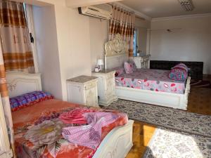 شقة 702 عائليه كبيره مطله علي قناة السويس والبحر