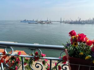 شقة 702 عائليه كبيره مطله علي قناة السويس والبحر