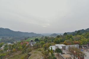 Dharamshala Luxury Hotel Pine View- Free Parking-cricket stadium 5 km-Mountain View-Felling like you are stay in 5 Star Hotel