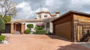 VILLA CANTARES