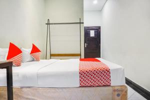 Hotel O Makassar near Mall Panakukkang formerly Sayang Home Stay