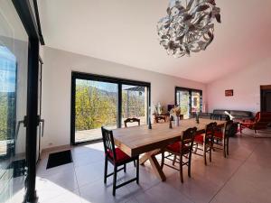 Maisons de vacances Chalet familial a Lodeve avec jardin : photos des chambres