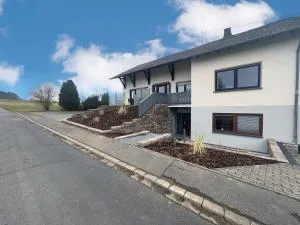 Maxi-Apartment Bodanum - mit eigener Terrasse - naturnahe Ortsrandlage - VDSL - 10 min zum Nürburgring - Dankerath