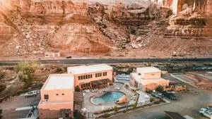 Bluff Dwellings Resort - Teec Nos Pos