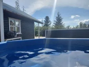 Cozy cabin, hot tub, beautiful nature - Blaskogabyggd