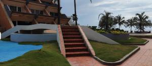 Bello Apartamento en Tucacas, frente al Mar, piscinas y playa privada