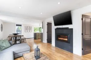 All New Retreat Walk to Village, Fire Pit, WiFi - Интервейл