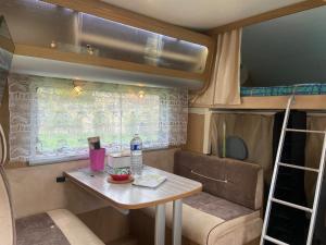 Camping-car au Charme de la Forêt avec jardin Accès à pied Circuit des 25 Bosses