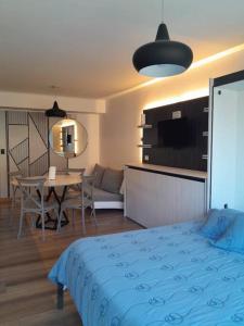 Monoambiente luminoso con vista al cerro Otto