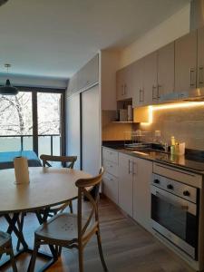 Monoambiente luminoso con vista al cerro Otto