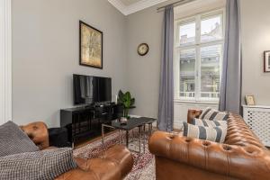 Spacious Victorian Residence by Grand Boulevard