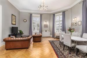 Spacious Victorian Residence by Grand Boulevard