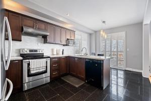 Amazing Spacious Grand stay in Center of Richmond hill
