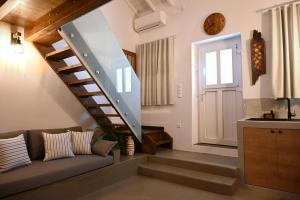 Plakares Studio 1