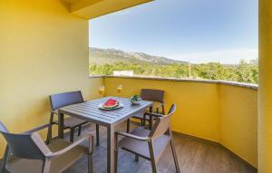 Gorgeous Apartment In Starigrad