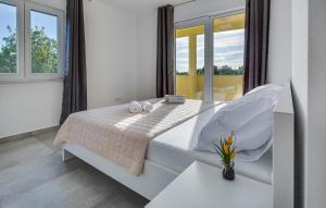 Gorgeous Apartment In Starigrad