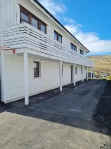 Charming groundfloor apartment close to airport - Miðvágur