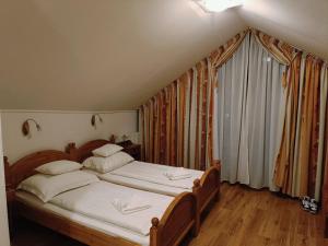 Superior Double Room room in Arany Szarvas Fogadó és Captain Drakes Pub