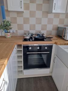 The beach hut 298 golden sands